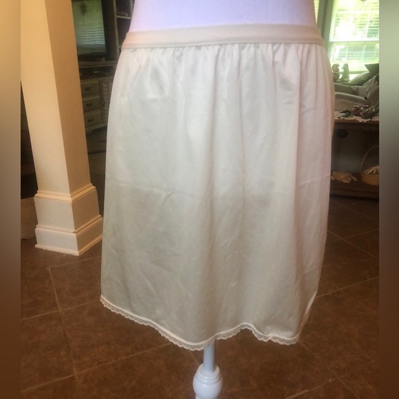 Vintage Vanity Fair Half Slip Candlelight Size Small - Picture 3 of 6